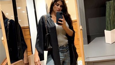 ياسمين عبد العزيز في إطلالة شبابية برشاقة وجمال ملحوظ (صور)