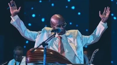 «البشكاتب» رحيل أيقونة الغناء السوداني محمد الأمين 