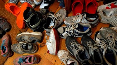 مخاطر لن تتوقعيها لدخول المنزل بالأحذية «سموم مسببة للسرطان»