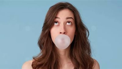 ماذا يحدث لجسمك عندما تتناول العلكة يوميا؟ «لعاشقات اللبان»