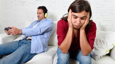 6 حيل للتعامل مع الزوج المهووس بـ«البلايستيشن» (إنفوجراف)