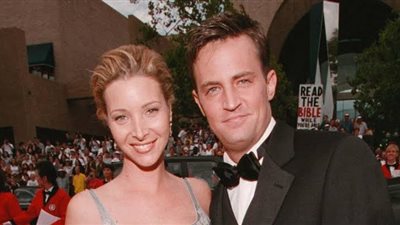 ليزا كودرو تنعي صديقها ماثيو بيري بطريقة مؤثرة (صور)