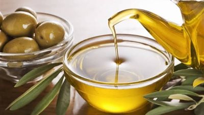 4 طرق للتميز بين زيت الزيتون الأصلي والمغشوش (إنفوجراف)