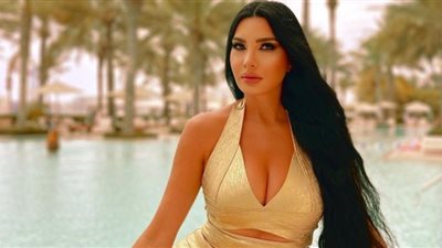 لاميتا فرنجية في إطلالة مثيرة «روب أبيض مفتوح» (صور)