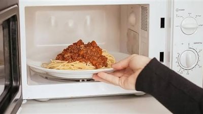 4 أطعمة تصبح مضرة بعد تسخينها