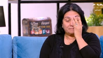 سلوى عثمان تنهار باكية في أول ظهور بعد وفاة والدها (فيديو)