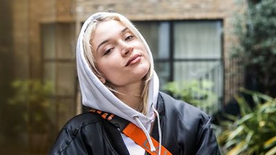 الجزائرية لولو زواي تتصدر منصة سبوتيفاي بأغنية «البكاء في مغسلة السيارات»