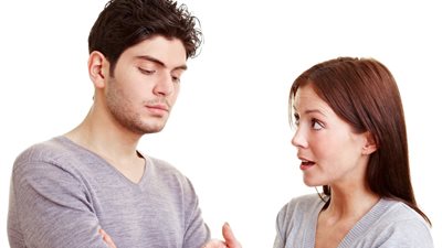 3 نصائح للتعامل مع الخطيب قليل الكلام «لا تضغطي عليه»