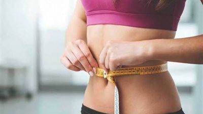 كيفية إبراز منحنيات الجسم للفتاة النحيفة | 4 حيل  