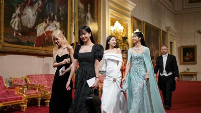 تكريم فرقة بلاك بينك في قصر باكنجهام لدورهن في التوعية البيئية 