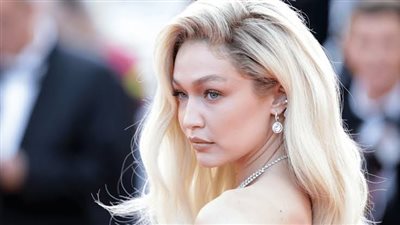 برادلي كوبر يقلد ملابس حبيبته جيجي حديد «نسخة طبقة الأصل» (صور)