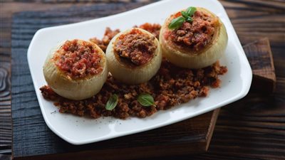 طريقة عمل محشي البصل باللحمة المفرومة