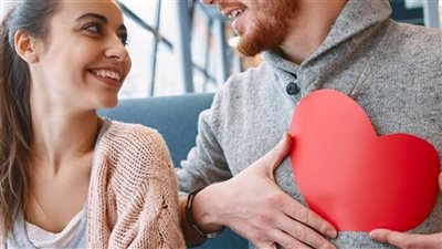 4 أبراج تحب من أول نظرة (إنفوجراف)