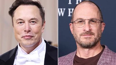 إيلون ماسك يظهر بـ«لوك» جديد مع المخرج دارين أرونوفسكي