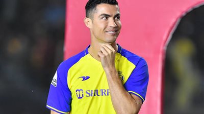 الجمهور يسخر من تمثال كريستيانو رونالدو في الرياض 