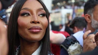 ناعومي كامبل تثير الجدل بخاتم زفاف ضخم في سباق فورمولا 1 بأبو ظبي