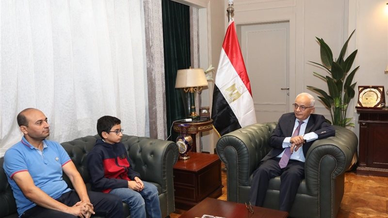 وزير التعليم يستقبل