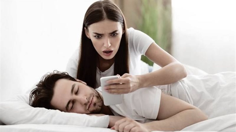 زوجي مدمن أفلام اباحية