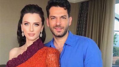 مراد يلدريم وإيمان الباني يسرقان الأضواء في افتتاح 2 Ölümlü Dünya