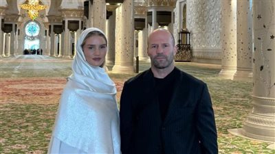 النجم جيسون ستاثام يزور مسجد الشيخ زايد في أبو ظبي 