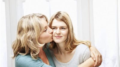 رأيت آمي المتوفية تقبلني وتحضني في الحلم «ما تفسير ذلك؟»