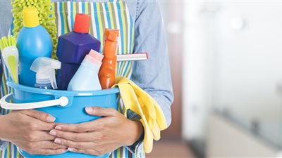 5 طرق مبتكرة لتنظيف المنزل من الغبار أغربها «فرش المكياج»