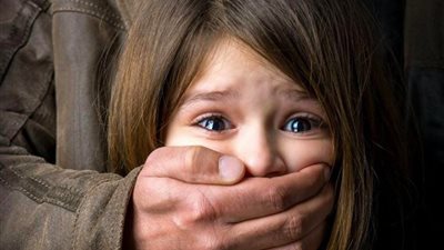 طالب الإعدادي مارس الحرام مع الأم وعاشر طفلتها بالقوة في المنصورة