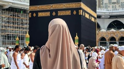 هل الزوج ملزم بالإنفاق على زوجته لأداء العمرة؟ الإفتاء تُجيب