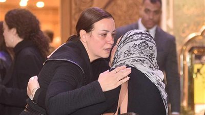 ريهام عبد الغفور تتلقى العزاء في والدها بحضور نجوم الفن (صور)