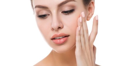 روتين العناية بالبشرة للنساء في أواخر الثلاثينيات