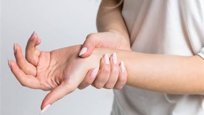 4 أسباب للإصابة برعشة اليدين وطرق العلاج 