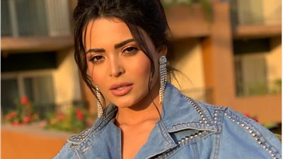 أسماء جلال تثير الجدل بفستان قطعتين | سعر حمالة الصدر؟