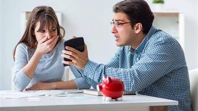 4 طرق لاكتشاف خطيبك البخيل  