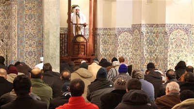 حكم ترك خطبة الجمعة وأداء الركعتين فقط مع الإمام «الإفتاء تُجيب»