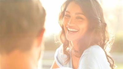 لماذا يعشق الرجل الفتاة خفيفة الدم؟ 4 أسباب