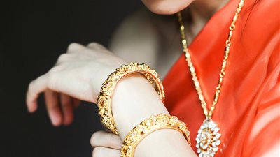 ما حكم إخراج الزكاة على ذهب المرأة المستعمل للزينة؟ الإفتاء تُجيب