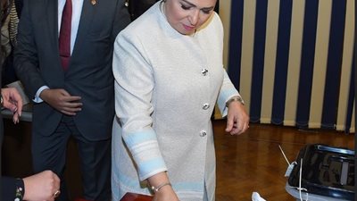 انتصار السيسي تدلي بصوتها في الانتخابات الرئاسية 2024 (صور)