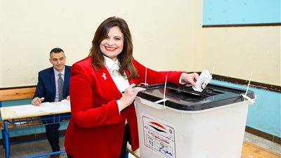 وزيرة الهجرة سها جندي تدلي بصوتها في الانتخابات الرئاسية 2024