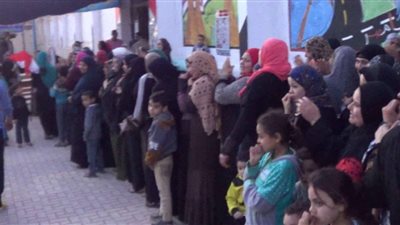 سيدة تفاجئ بآلام الولادة في قلب لجنة الانتخابات الرئاسية ببني سويف (صور)