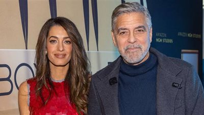 أمل كلوني بالأحمر البراق لدعم جورج كلوني في عرض فيلمه الجديد (صور) 