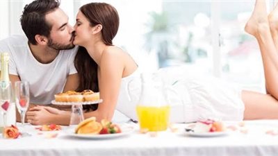 4 طرق لتدليل زوجك بالكلام والأفعال