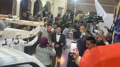 عروسان يصوتان بملابس الزفاف في الانتخابات الرئاسية وسط المعازيم بمنشأة القناطر (صور)