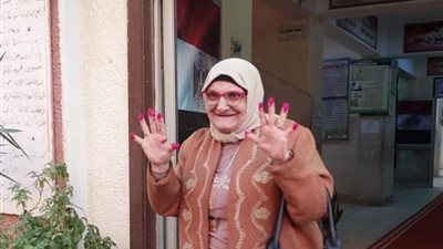 الحاجة سامية تدلي بصوتها في الانتخابات الرئاسية بالمنيا وتبصم بالعشرة (صور)