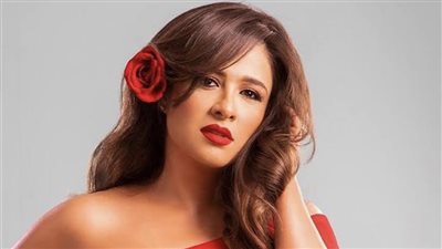 تصرف مفاجئ من ياسمين عبد العزيز يحولها لبطلة على السجادة الحمراء (فيديو)