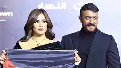أحمد العوضي ينقذ ياسمين عبد العزيز من موقف محرج في مهرجان وشوشة (فيديو)