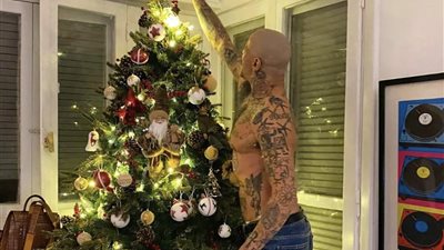 أحمد الفيشاوي يحتفل بالكريسماس بالتاتو وحلاقة زيرو (صور)