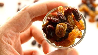 تفسير رؤية الزبيب في المنام للعزباء والمتزوجة