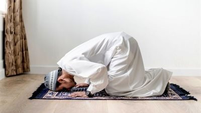 ما حكم وضع سترة أمام المصلى منفردًا؟ الإفتاء تُجيب