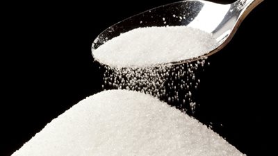 «الصحة» تدعو لتقليل كميات السكر في الوجبات اليومية بالتزامن مع أزمة الأسواق