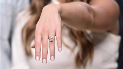 تفسير رؤية الخاتم الفضة في المنام للعزباء والمتزوجة